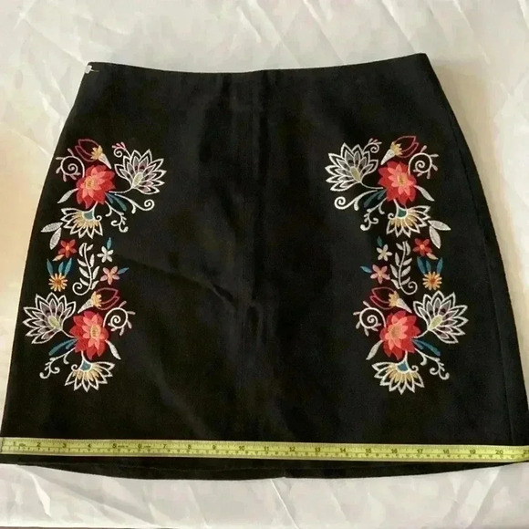 MI AMI MINI SKIRT women’s  Medium Black Flower Embroidered  Boho Colorful Skirt - Picture 5 of 9